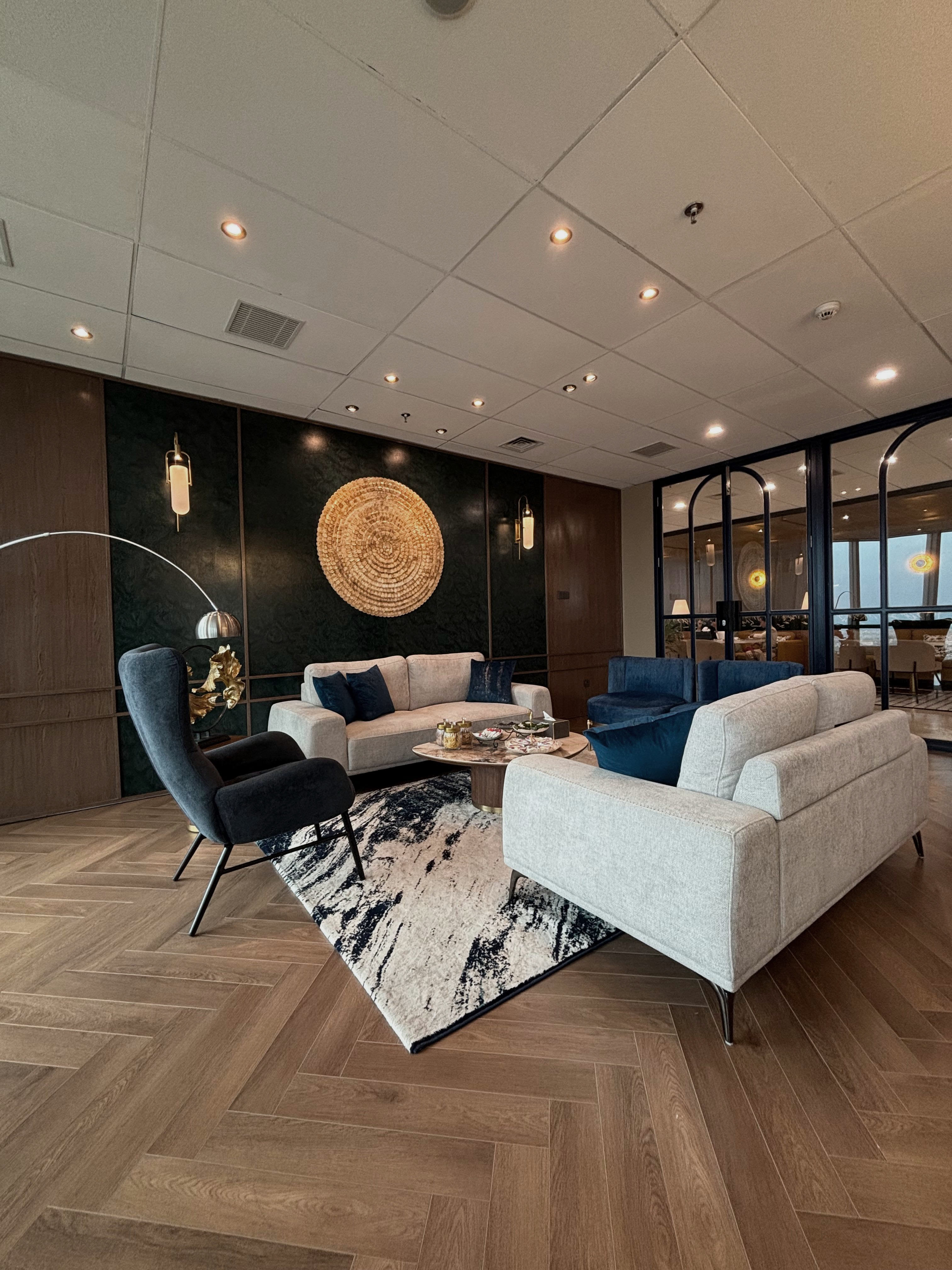 Lounge dengan wallpanel hijau