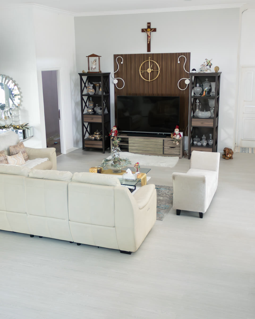 Ruang Keluarga, Bintaro - Purecore · White Oak