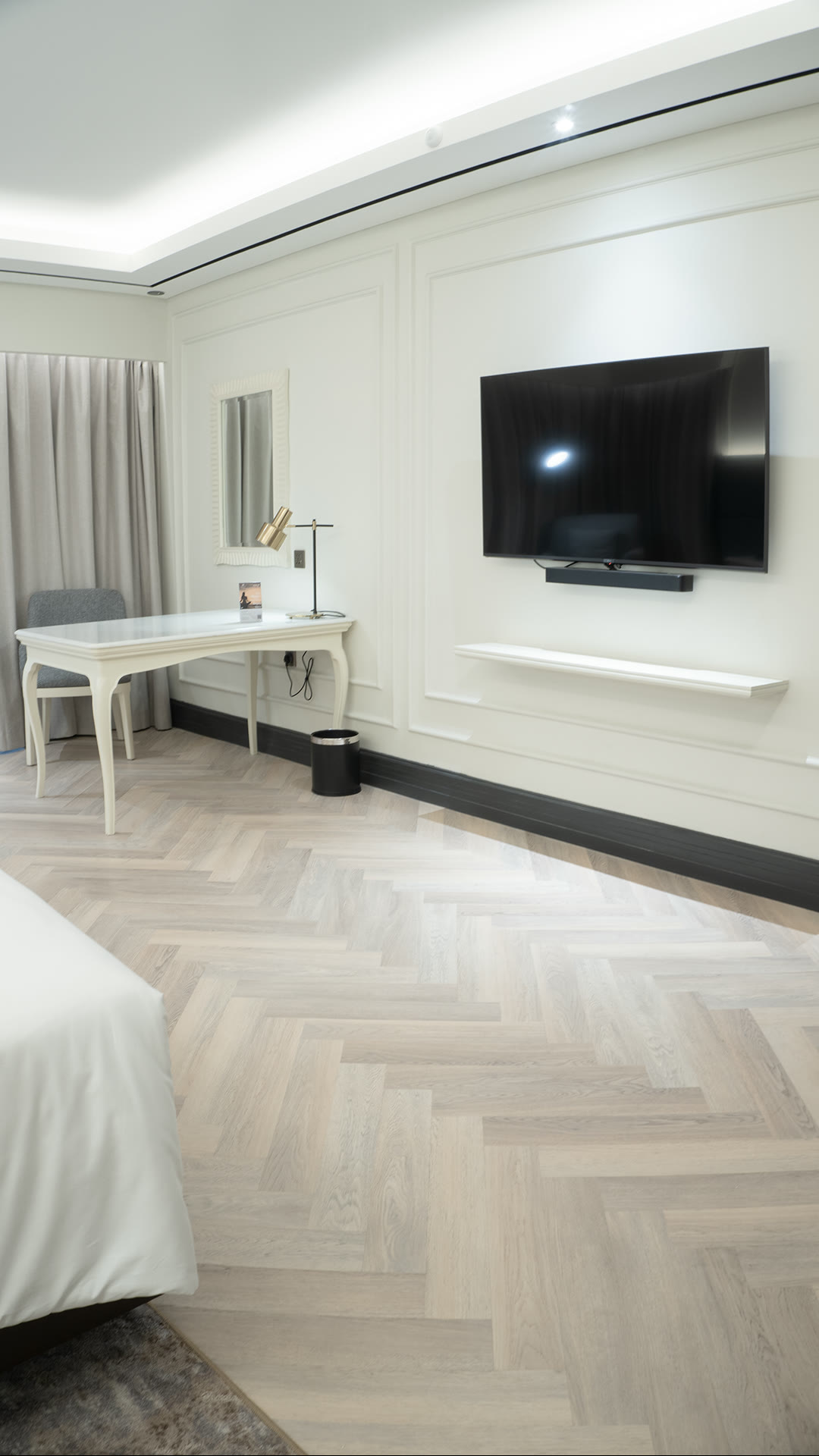 Kamar dengan lantai herringbone terang