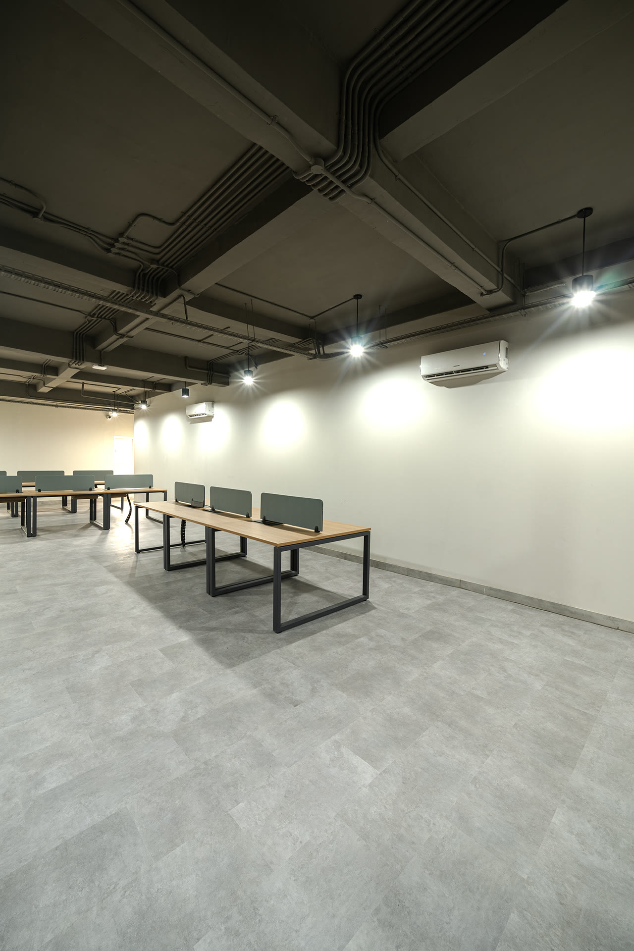 Kantor dengan lantai vinyl abu