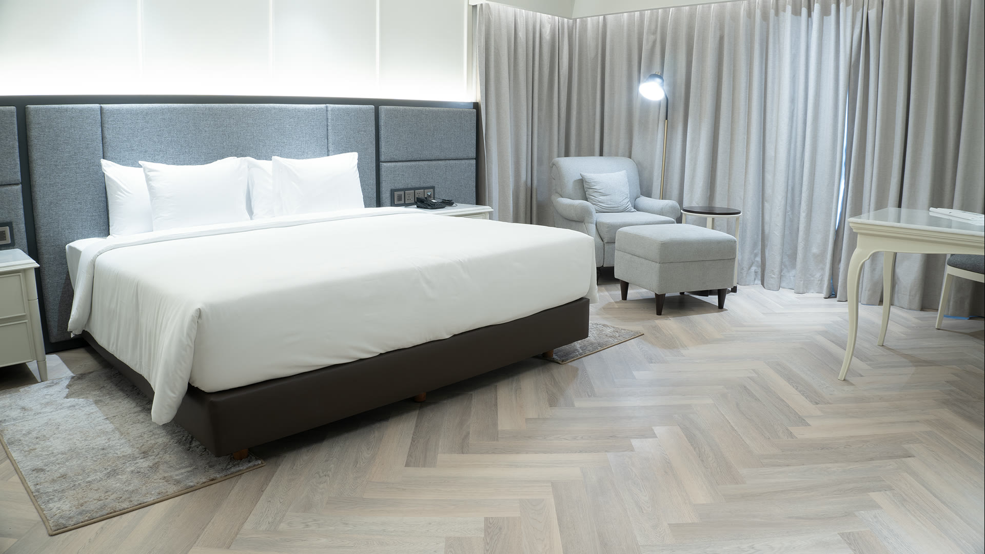 Kamar hotel dengan lantai herringbone