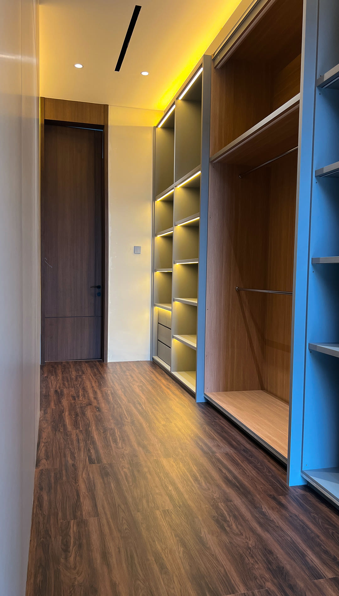 Walk-in closet dengan lantai kayu hangat