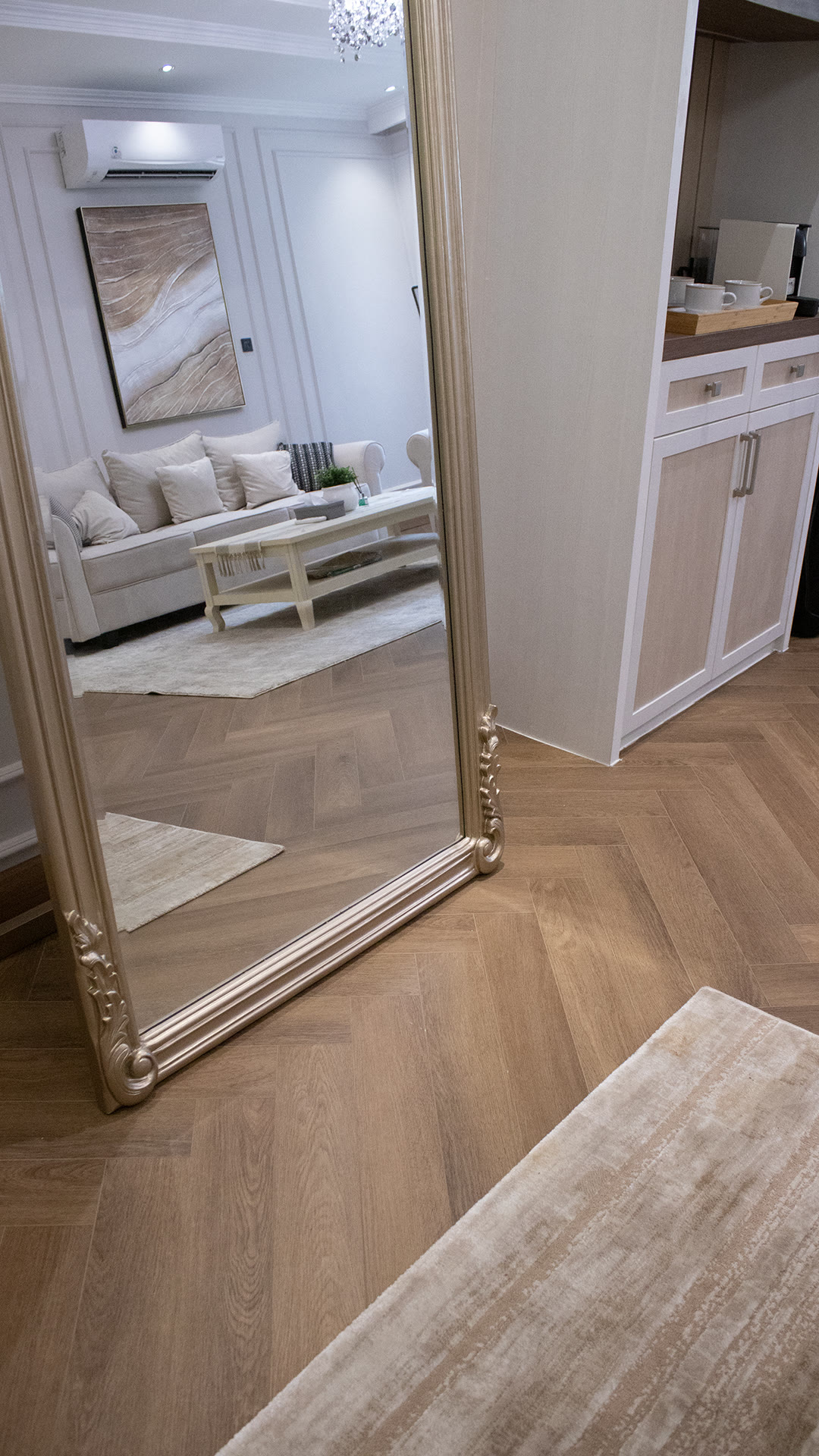 Ruang dengan lantai herringbone dan cermin