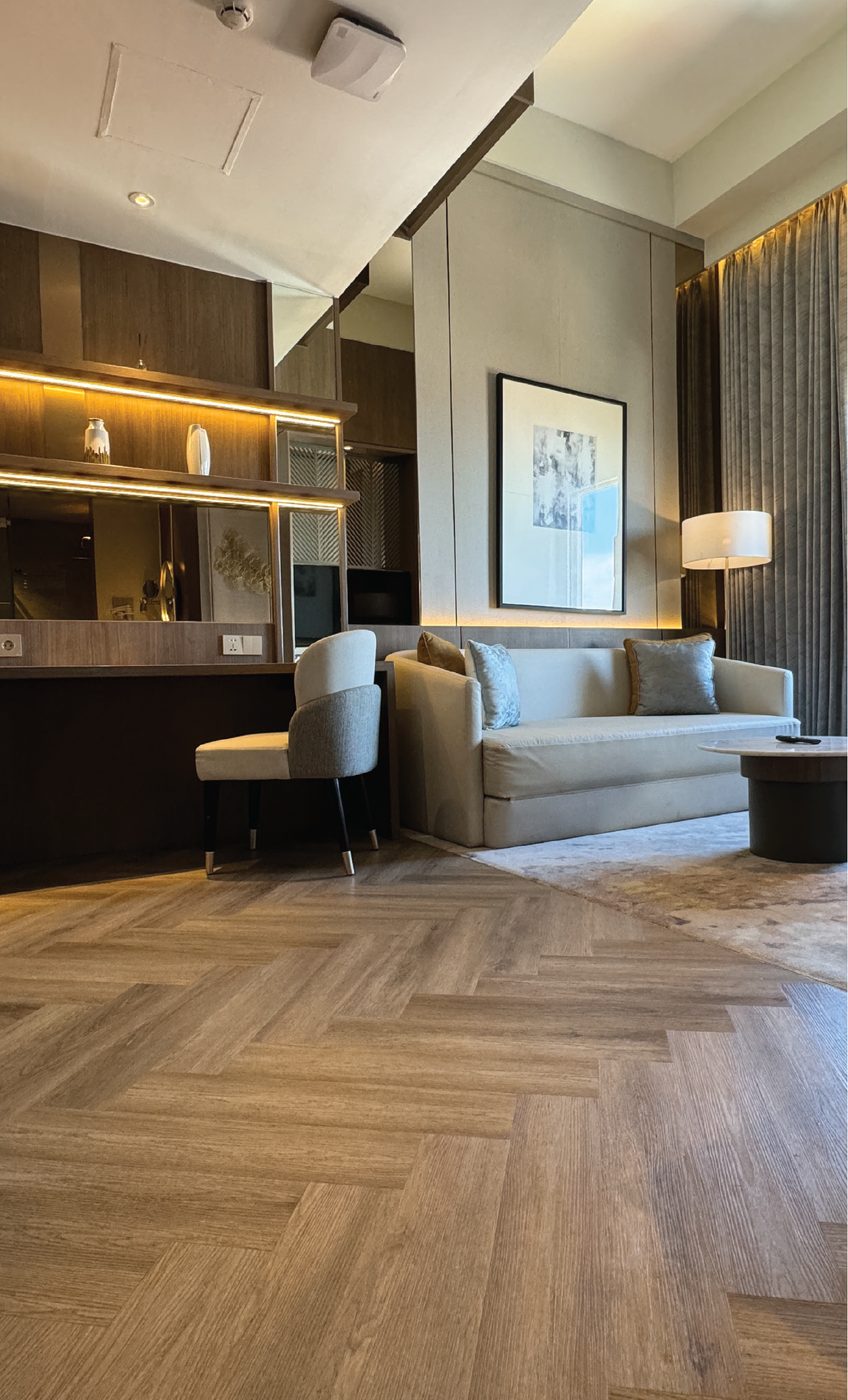 Kamar hotel dengan lantai herringbone
