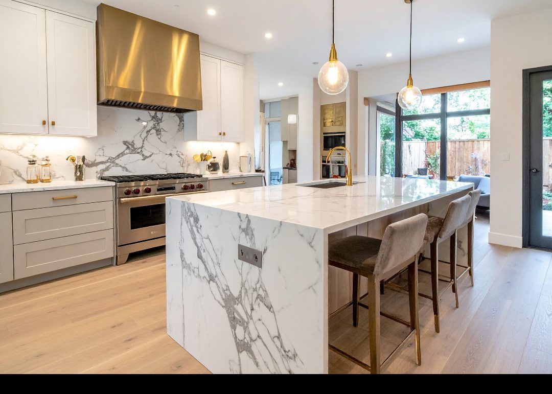 Dapur modern dengan island marmer